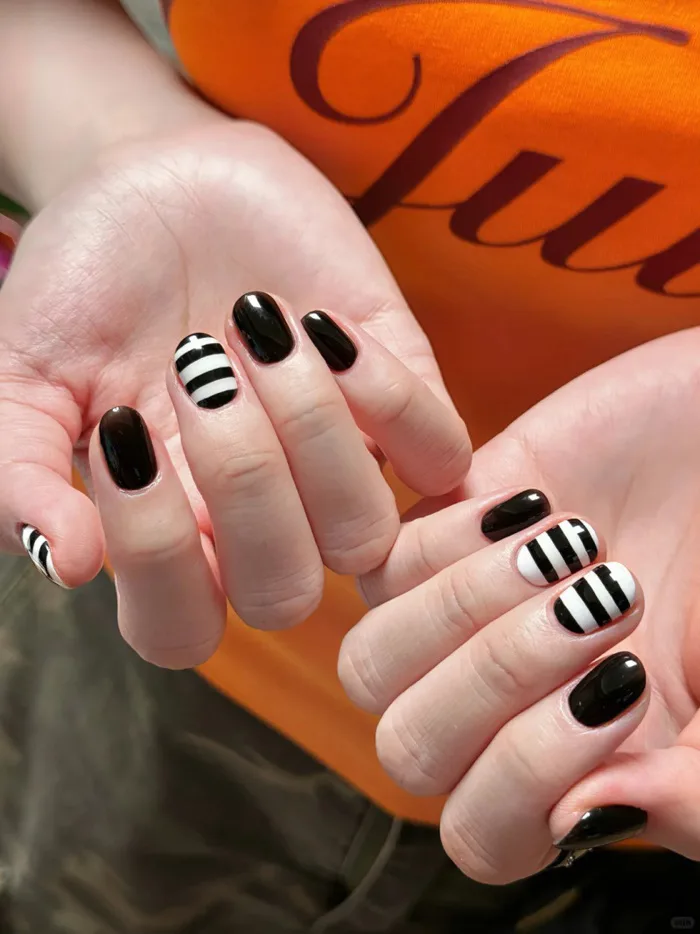 Bắt Trọn Spotlight Với 18+ Mẫu Nail Kẻ Sọc Đẹp Tôn Da Cực Đỉnh