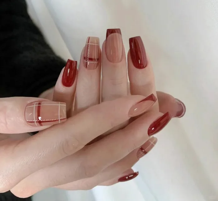 Bắt Trọn Spotlight Với 18+ Mẫu Nail Kẻ Sọc Đẹp Tôn Da Cực Đỉnh