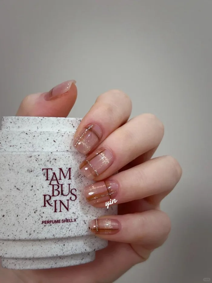Bắt Trọn Spotlight Với 18+ Mẫu Nail Kẻ Sọc Đẹp Tôn Da Cực Đỉnh