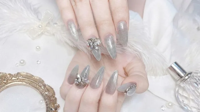 28+ mẫu nail kim tuyến trắng đẹp nhẹ nhàng nhưng vẫn nổi bật