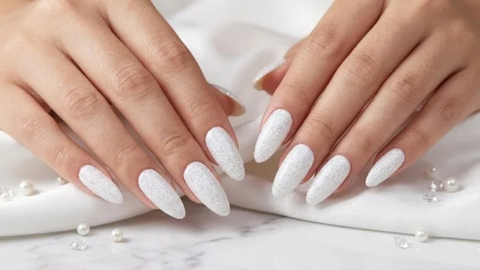 28+ mẫu nail kim tuyến trắng đẹp nhẹ nhàng nhưng vẫn nổi bật