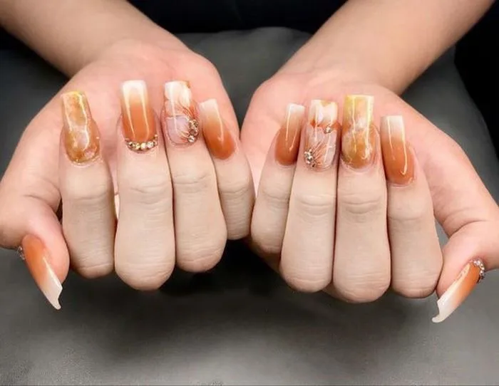 100+ mẫu nail màu cam đất đính đá sang chảnh nhất