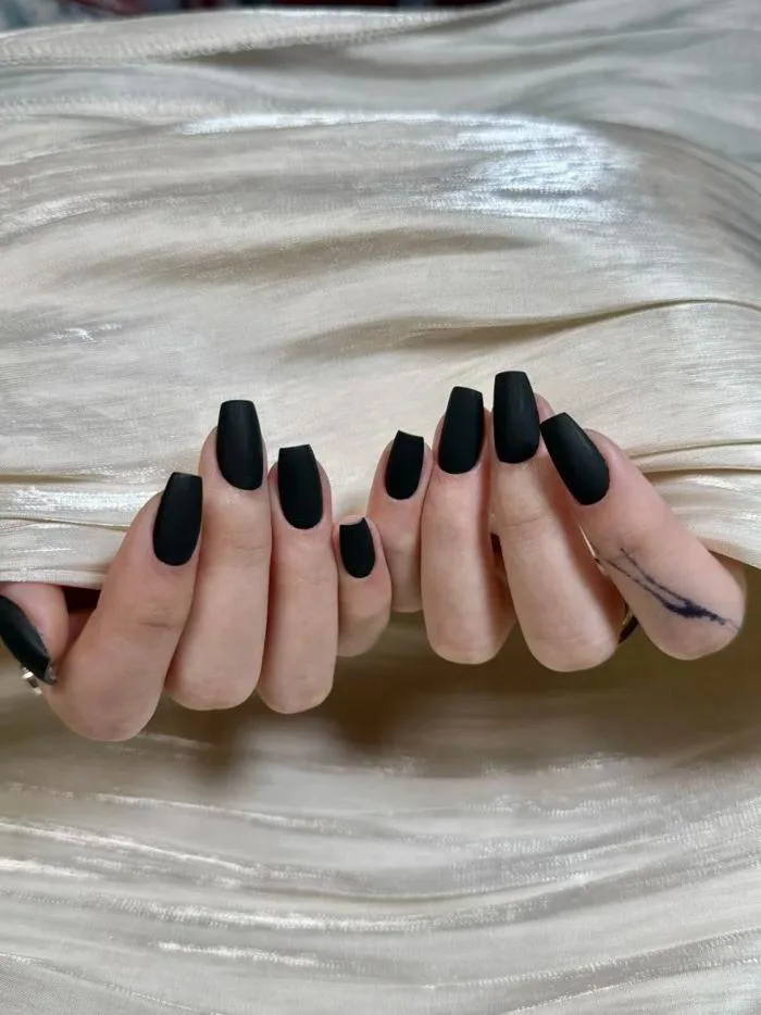 25+ Mẫu Nail Màu Đen Sang Chảnh Cứ Sơn Là Auto Tôn Da