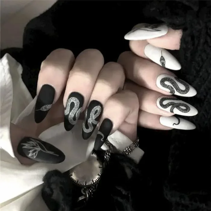 Những mẫu nail màu đen sang chảnh cho tết 2022 Sharon Nails