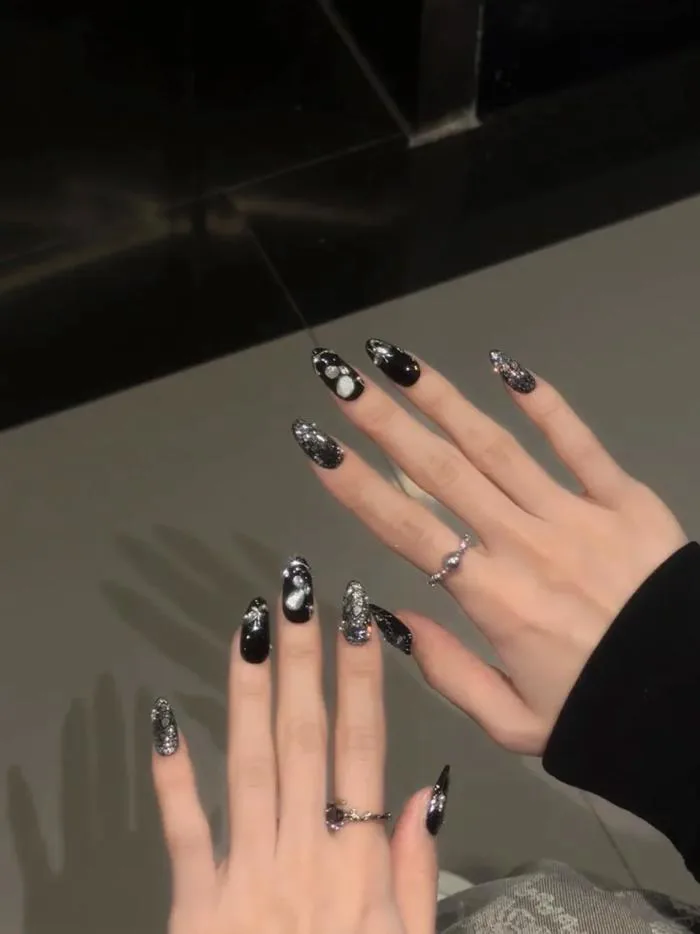 25+ Mẫu Nail Màu Đen Sang Chảnh Cứ Sơn Là Auto Tôn Da