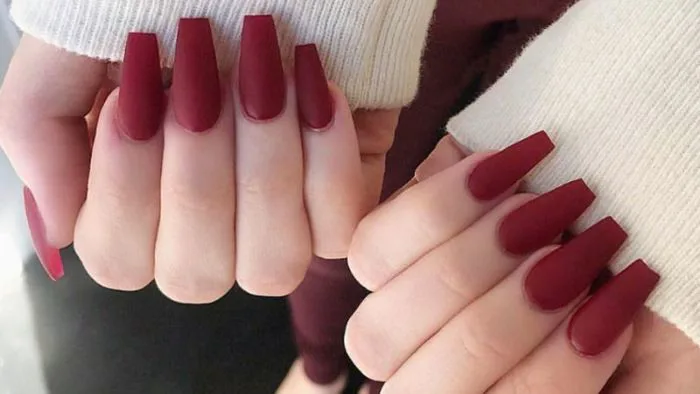 Bỏ túi 30+ mẫu nail màu đỏ đất sang chảnh, làm trắng da