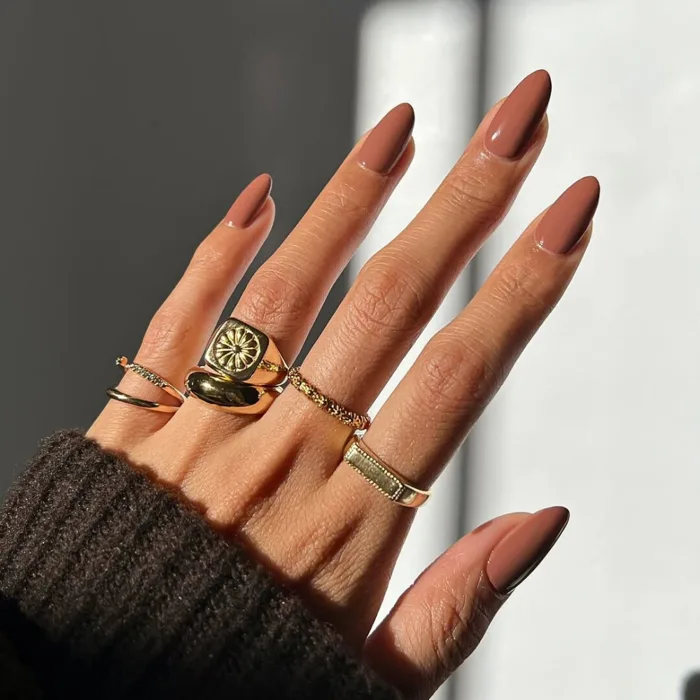 Sắc nail ấm áp với gam màu mocha mousse của năm 2025