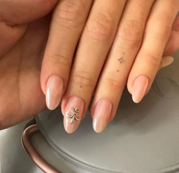 Móng tay màu nude thanh lịch, sang chảnh làm bao quý cô say như điếu đổ