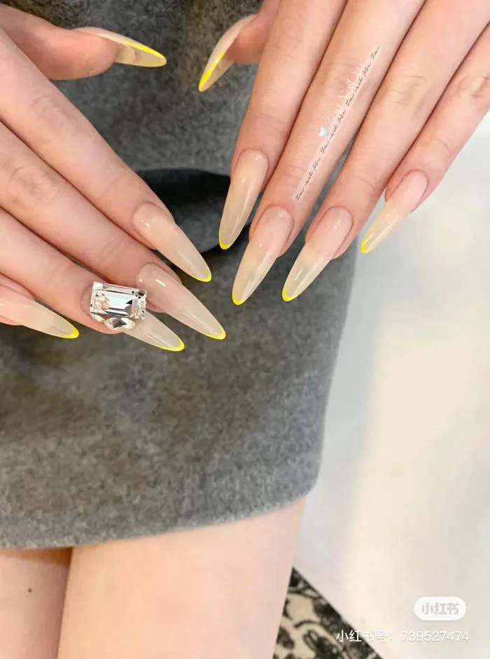 101+ Mẫu nail màu vàng xinh xắn, trẻ trung và tôn da cho nàng