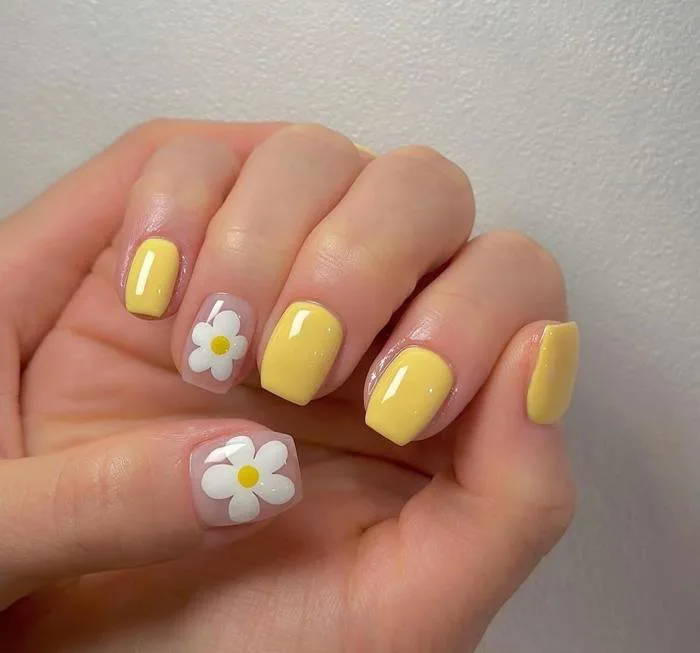 Mùa hè sôi động với những mẫu móng tay màu vàng sang chảnh, rực rỡ