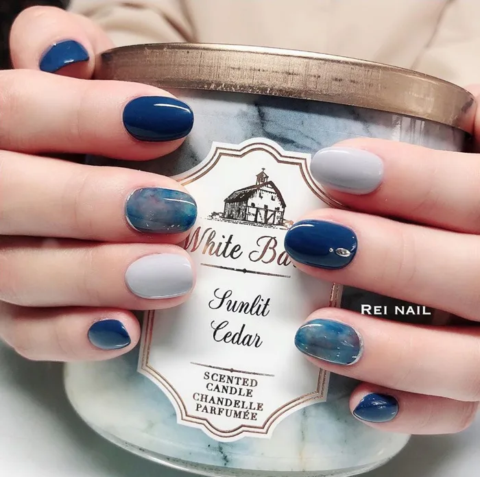Màu nail xanh cổ điển classic blue đang được lăng xê rần rần: 