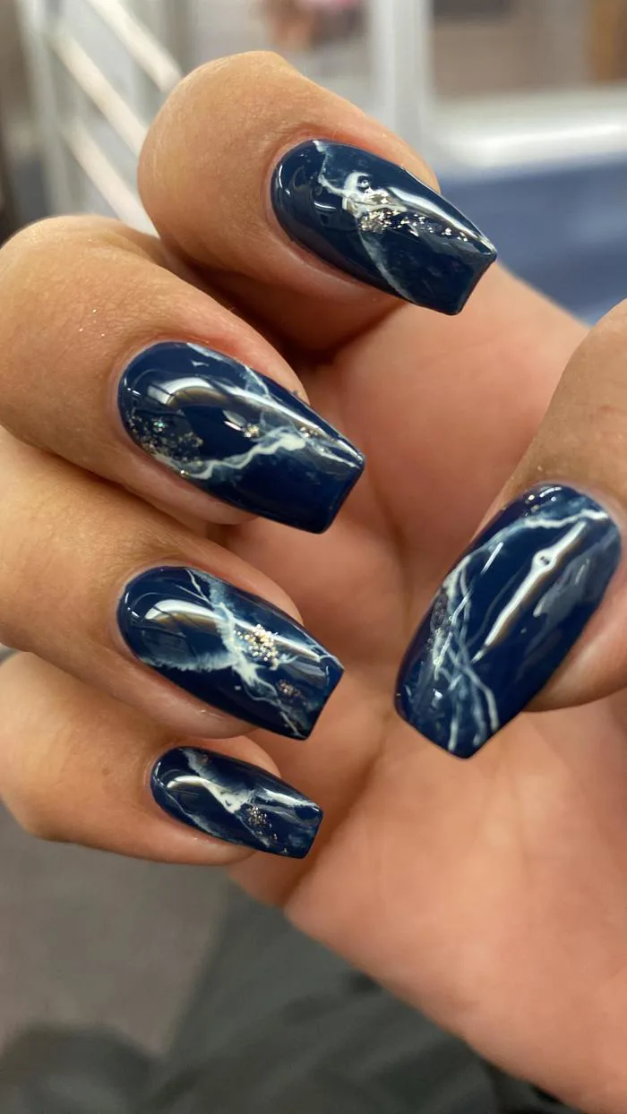 Móng tay màu xanh navy vân đá cẩm thạch : r/Nails