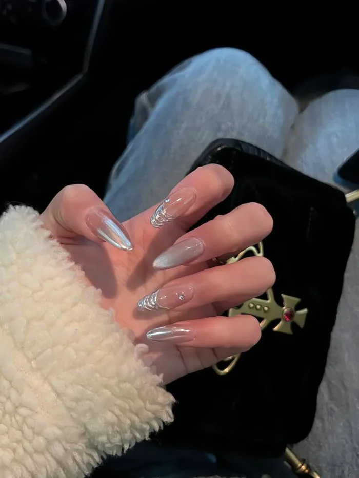 Mẫu nail form hạnh nhân design đơn giản nhưng không kém phần sang chảnh