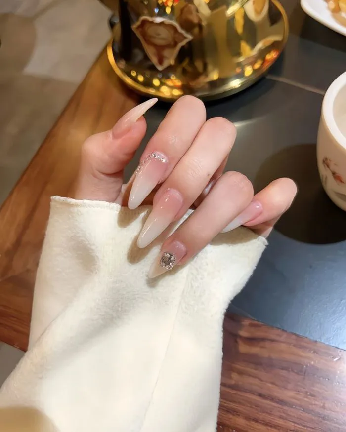 Mẫu nail màu thạch form hạnh nhân đính đá nhẹ nhàng, tiểu thư