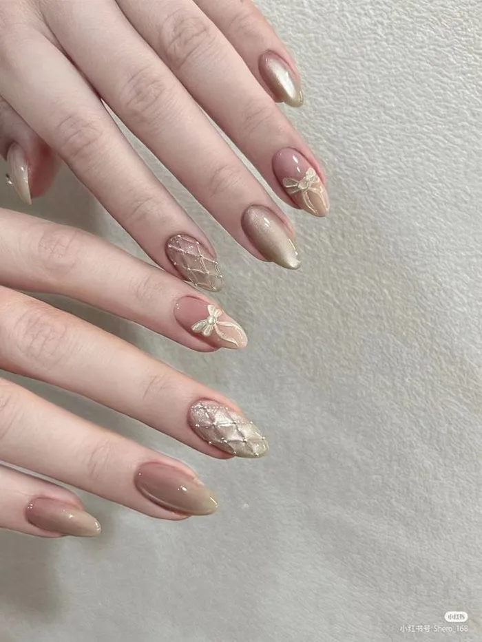 Nghệ thuật sơn móng tay nhũ | Móng tay màu nude, Móng hạnh nhân, Mẫu nail