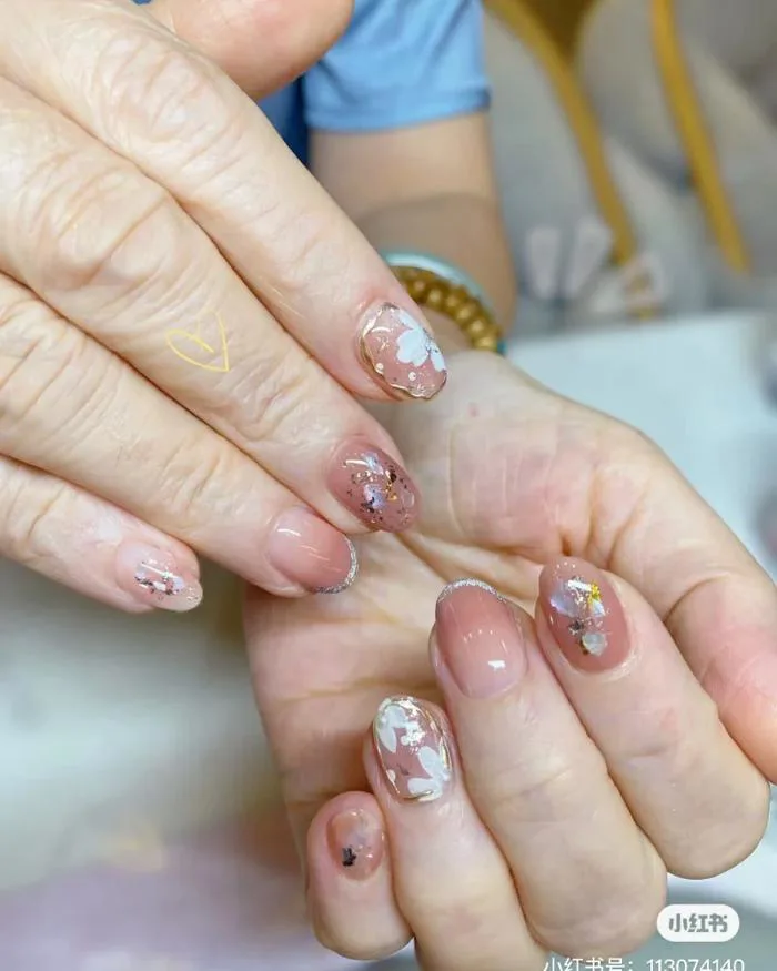 Mẫu Nail Đính Đá Cho Quý Bà U50: Phong Cách Hàn Quốc, Độc Đáo
