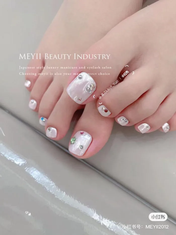 Mẫu Nail Chân Đính Đá Sang Chảnh Cho Nàng Nổi Bật Mọi Nơi