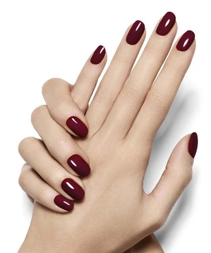 Da ngăm sơn móng tay màu gì đẹp? 50+ màu nail hot trend 2025