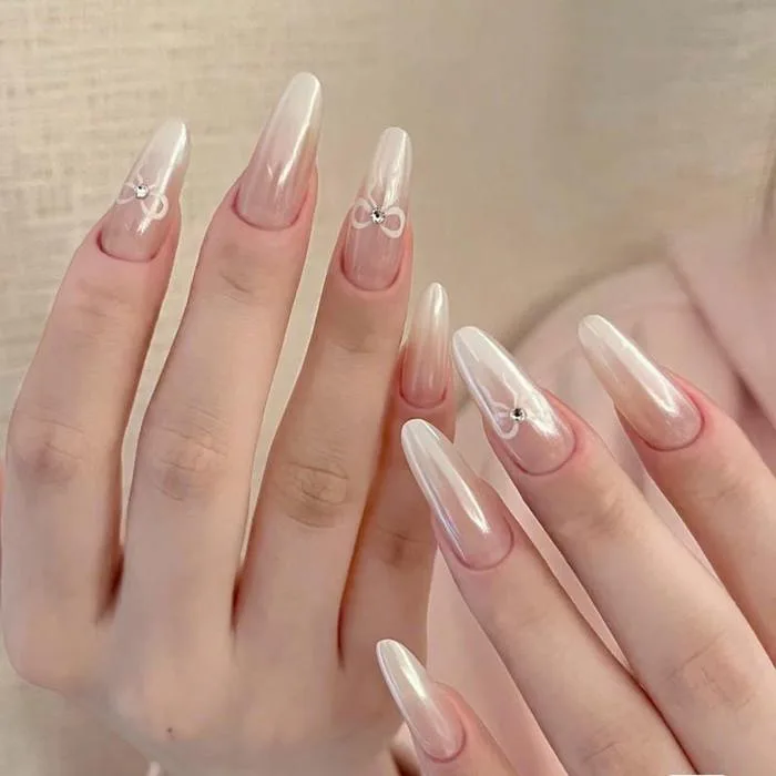 Học Ngay Cách Làm Nail Tráng Gương Vẽ Nơ Để Gây Ấn Tượng Mọi Nơi Học Ngay Cách Làm Nail Tráng Gương Vẽ Nơ Để Gây Ấn Tượng Mọi Nơi