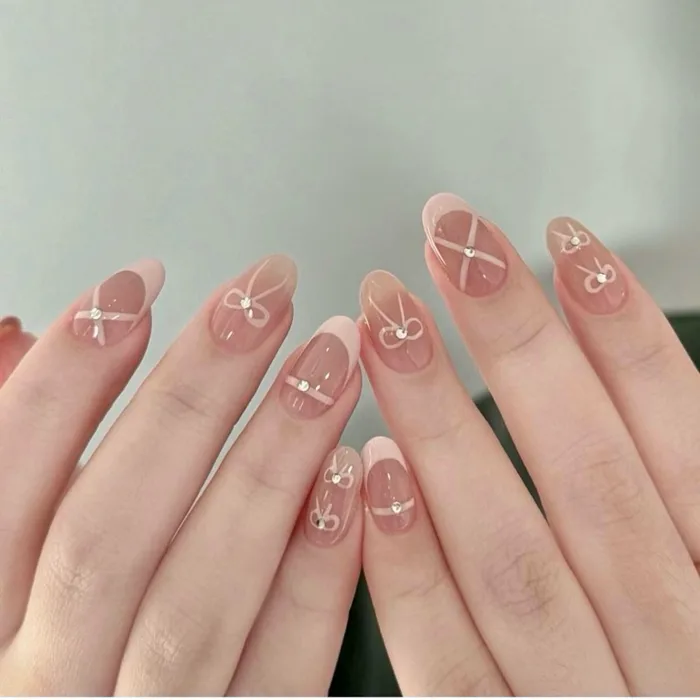 Học Ngay Cách Làm Nail Tráng Gương Vẽ Nơ Để Gây Ấn Tượng Mọi Nơi Học Ngay Cách Làm Nail Tráng Gương Vẽ Nơ Để Gây Ấn Tượng Mọi Nơi