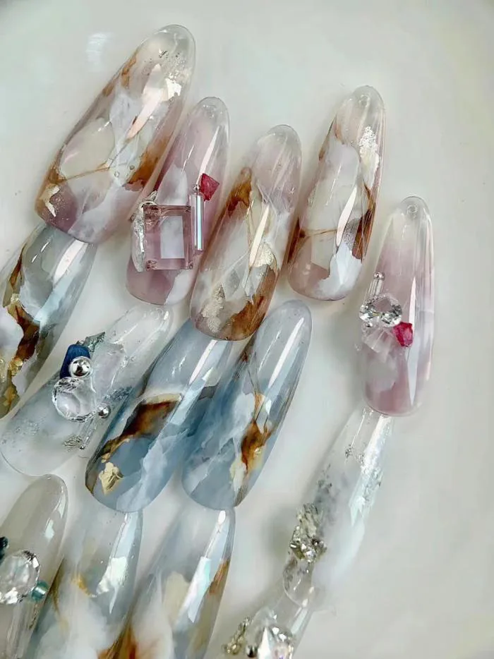 99+ Mẫu nail vân đá đẹp, nịnh da, hot trend cho nàng thu đông 2026