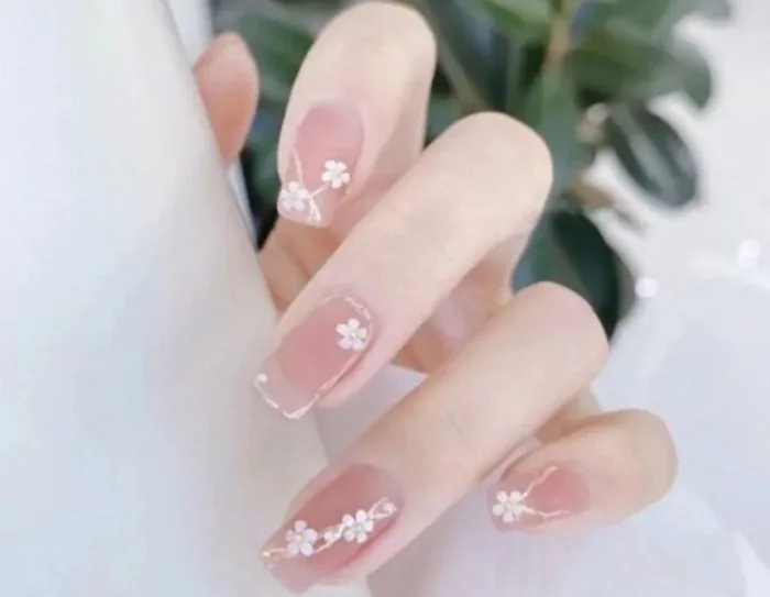 10 mẫu nail vẽ hoa nổi bật cho ngày hè, chị em nên tham khảo