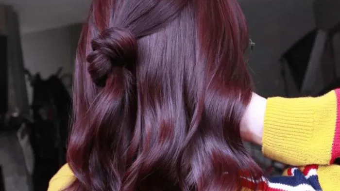 Top 13 màu tóc nhuộm đỏ rượu vang hot trend, đẹp và vô cùng thu hút