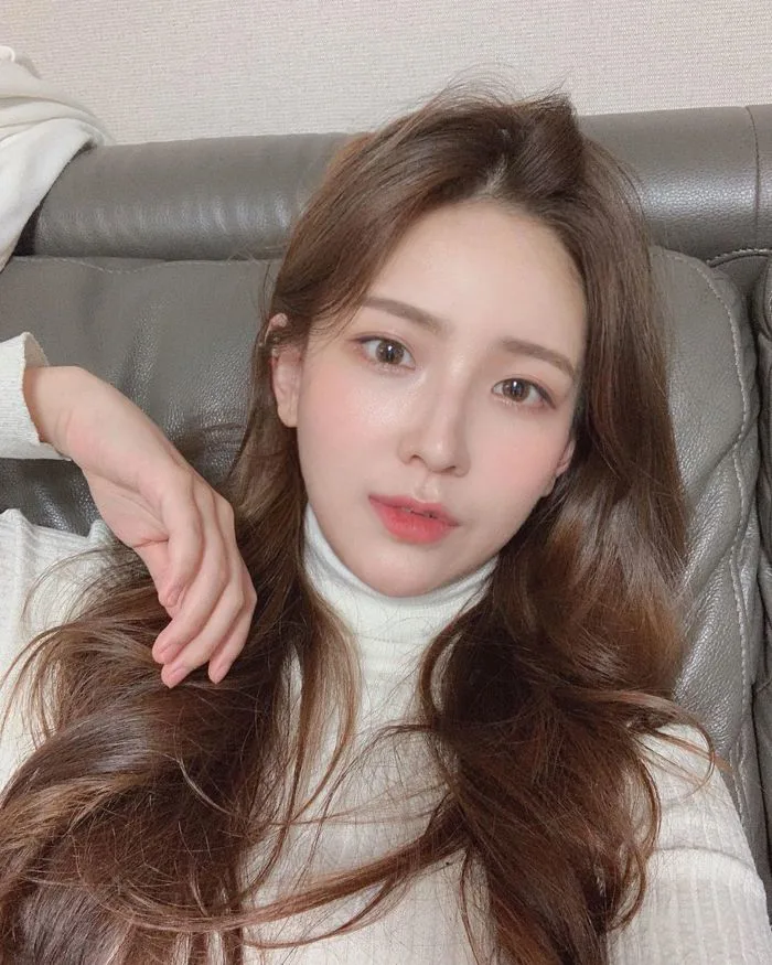 Học gái Hàn nhuộm tóc màu caramel không cần tẩy để makeup đơn giản vẫn  xinh, diện đồ là 