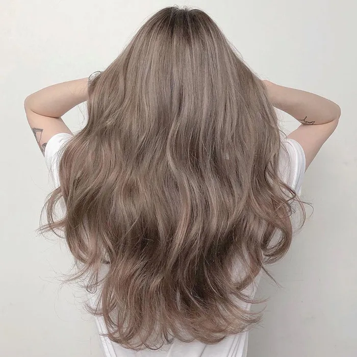 Hè này mà nhuộm tóc màu beige thì bạn trông ngọt ngào thì chớ, lại còn có  visual “lên mây”