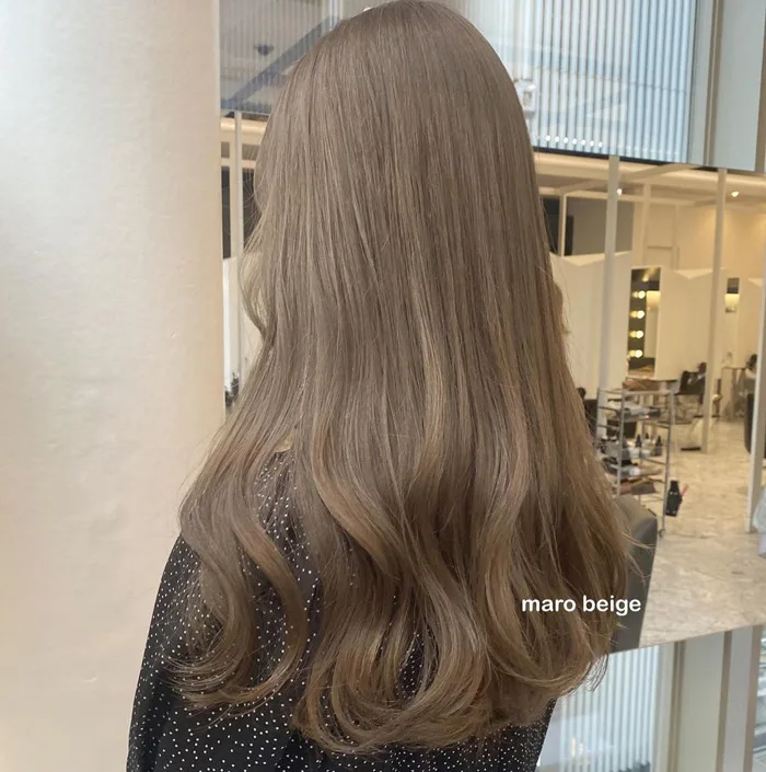 Hè này mà nhuộm tóc màu beige thì bạn trông ngọt ngào thì chớ, lại còn có  visual “lên mây”