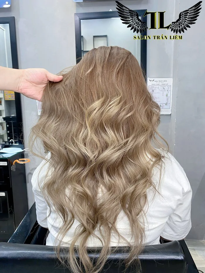 Mẫu tóc Nhuộm nâu trà sữa phối balayage Mẫu tóc Nhuộm nâu trà sữa phối balayage