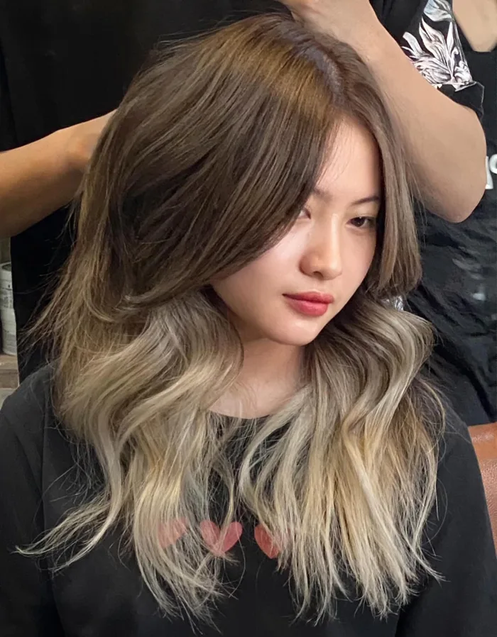 Hè này, các nàng công sở đắm say với tóc nhuộm ombre màu nâu quế sang chảnh