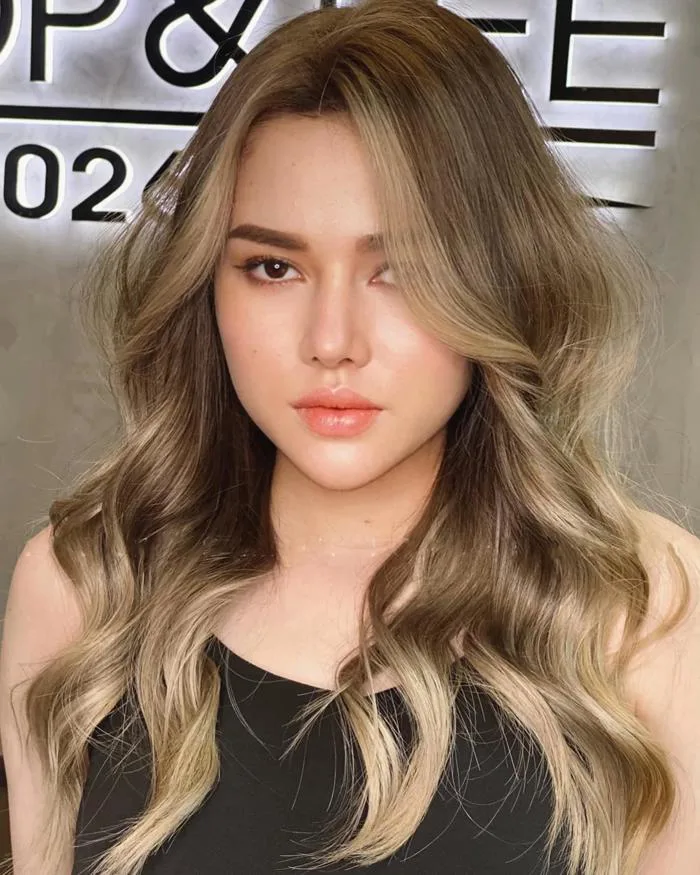 Hè này, các nàng công sở đắm say với tóc nhuộm ombre màu nâu quế sang chảnh