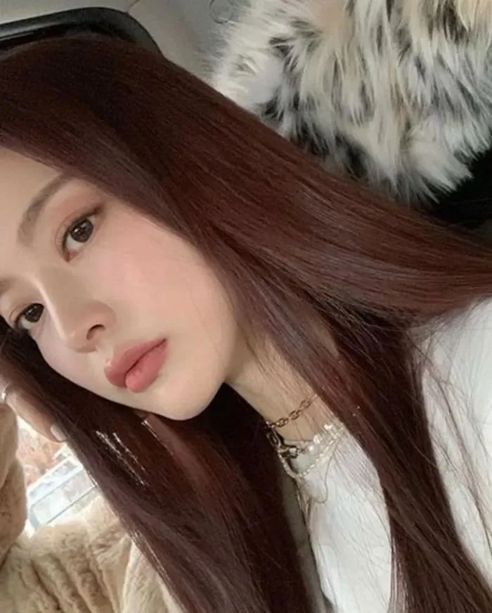 Da vàng nên nhuộm tóc màu gì sáng da, bật tone?