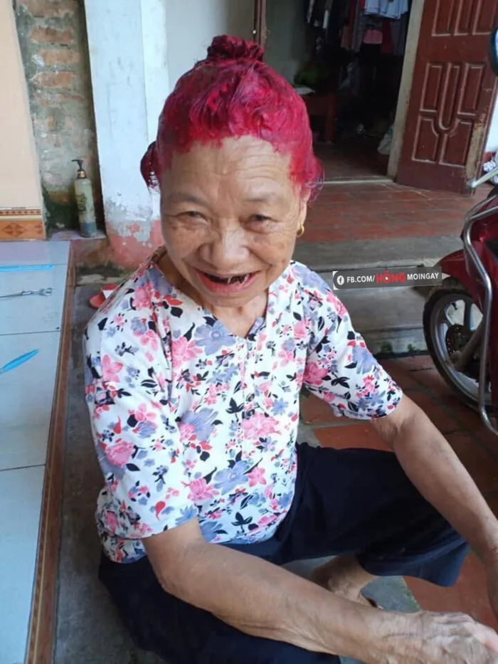 Cụ bà có mái tóc chất nhất MXH với màu tím hồng mộng mơ