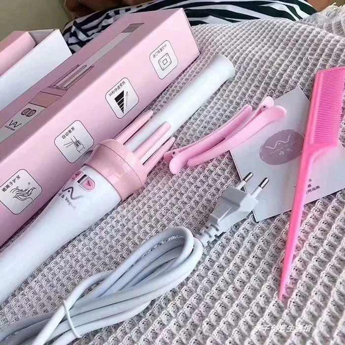 Máy Uốn Tóc Xoăn Tạo Kiểu Vivido & Vogua Xoay Tự Động 360 Độ - Gậy Làm Xoăn Uốn Tóc Xoay Tự Động Tại Nhà Chuẩn Salon Tặng Kèm Lược Và 2 Kẹp Giữ Nếp Máy Uốn Tóc Xoăn Tạo Kiểu Vivido & Vogua Xoay Tự Động 360 Độ - Gậy Làm Xoăn Uốn Tóc Xoay Tự Động Tại Nhà Chuẩn Salon Tặng Kèm Lược Và 2 Kẹp Giữ Nếp
