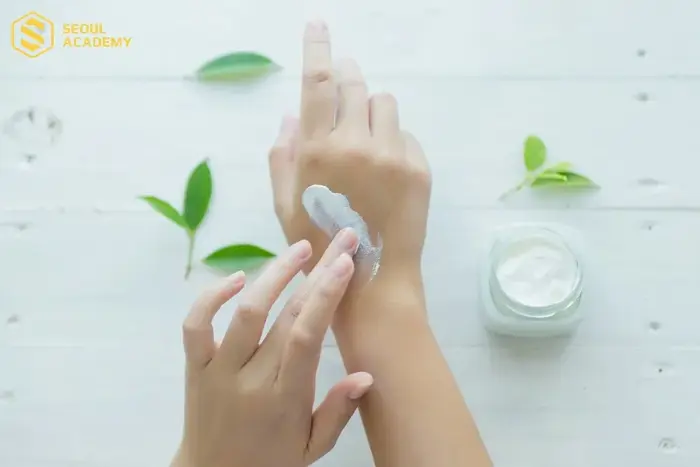 Hướng dẫn 5 cách tháo móng tay giả an toàn tại nhà