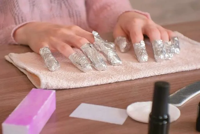 Cách tháo móng giả với xà phòng, axeton và chỉ nha khoa