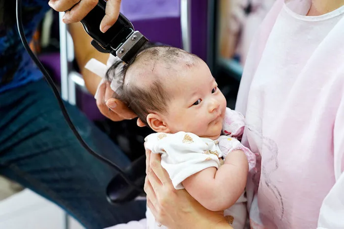 Cắt tóc máu cho bé ngày nào tốt? Xem ngày cắt tóc cho trẻ sơ sinh