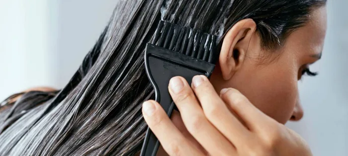 Nhuộm tóc bị rát da đầu nguyên nhân do đâu, có sao không?