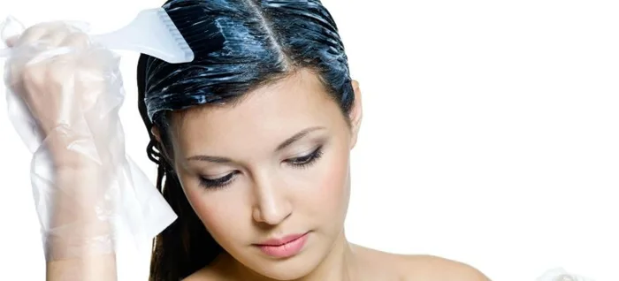 Nhuộm tóc bị rát da đầu nguyên nhân do đâu, có sao không?