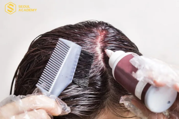 Nhuộm tóc bị rát da đầu có sao không? Cách khắc phục nhanh
