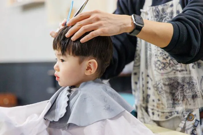 Người đàn ông mang dịch vụ cắt tóc yêu thương đến trẻ chậm phát triển |  KILALA