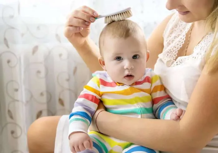 Rụng tóc vành khăn ở trẻ nhỏ là gì, trẻ có nguy cơ hói vĩnh viễn •