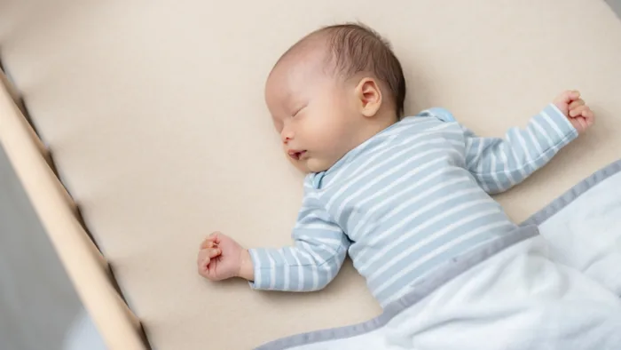 Tình trạng trẻ sơ sinh rụng tóc vành khăn là gì? Nguyên nhân nào gây ra  tình trạng này? - Nhà thuốc FPT Long Châu