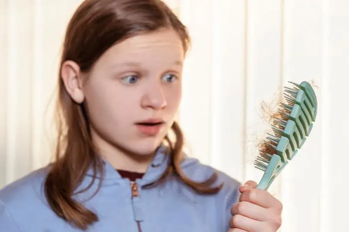 Bị rụng tóc ở tuổi dậy thì có sao không? Làm thế nào để ngăn ngừa? Bị rụng tóc ở tuổi dậy thì có sao không? Làm thế nào để ngăn ngừa?