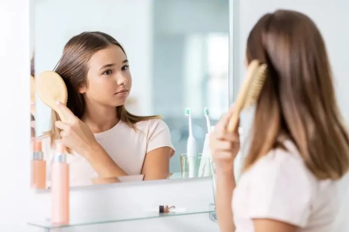Bị rụng tóc ở tuổi dậy thì có sao không? Làm thế nào để ngăn ngừa? Bị rụng tóc ở tuổi dậy thì có sao không? Làm thế nào để ngăn ngừa?