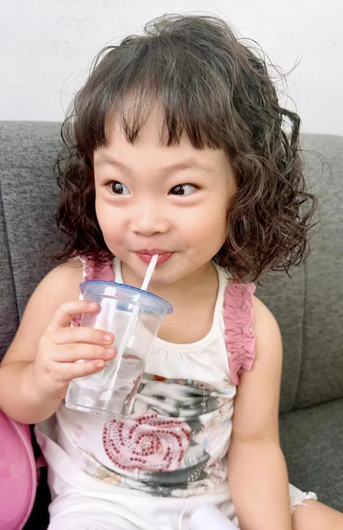Pha Lê cho con gái 2 tuổi uốn tóc xoăn tít, bé được nhận xét giống bà thím  Hàn Quốc