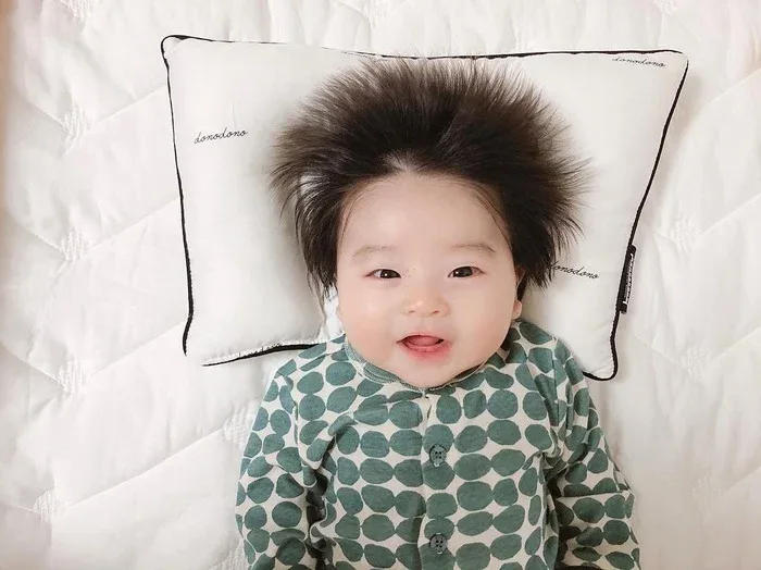 Lý do khiến tóc trẻ sơ sinh bị dựng đứng mẹ cần biết, coi chừng thiếu chất