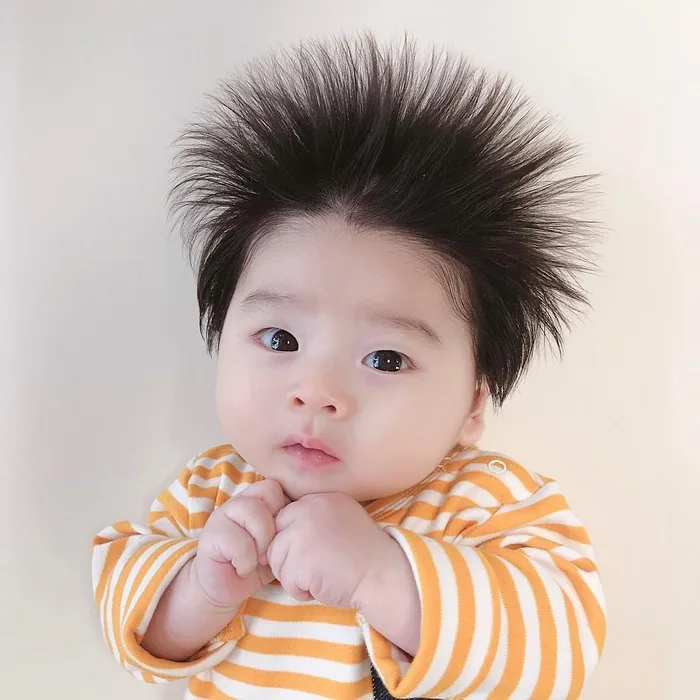 Tóc trẻ sơ sinh mọc dựng đứng kèm theo biểu hiện này cần đi khám bác sĩ